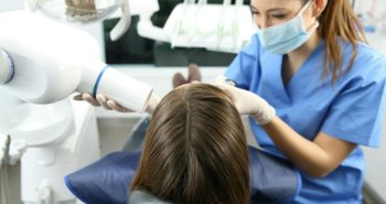 Skuteczne metody leczenia chor&oacute;b przyzębia u stomatologa