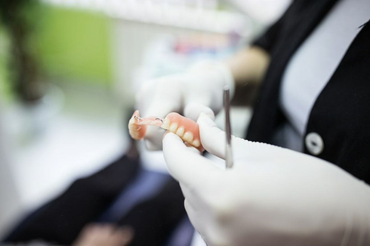 Od czego zależy cena implant&oacute;w zębowych?